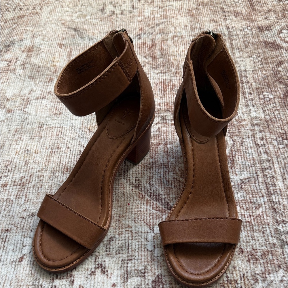 Frye Brielle Back Zip Stacked Heel Ankle Sandal Cognac Leather Women's Size 8 - Picture 3 of 10